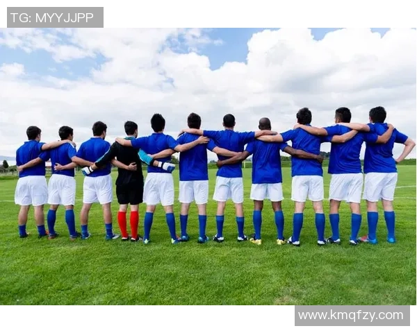 两位足球巨星并肩而行背影展现深厚友谊与绿茵场上的无声故事