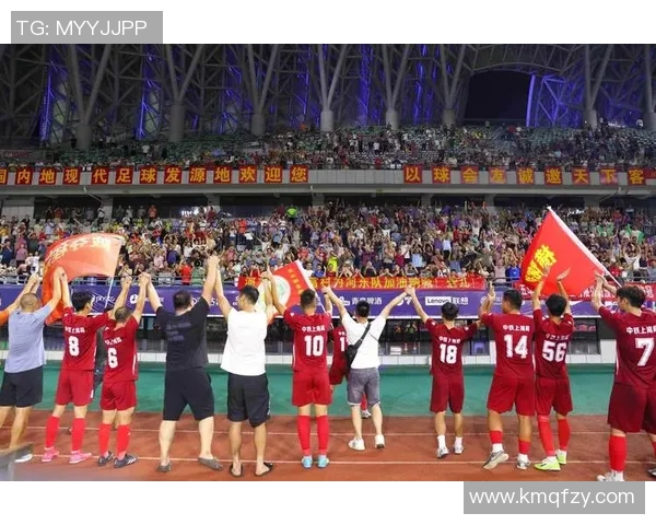 足球球星转型裁判的挑战与机遇：从赛场英雄到规则守护者的跨界之路