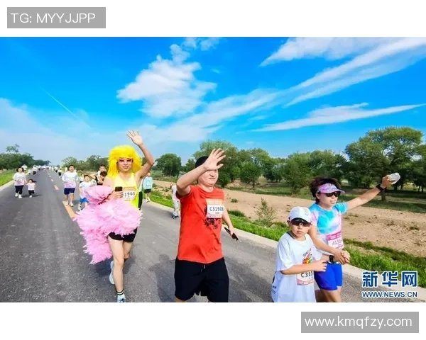 长发小球星绿茵场上的激情奔跑与青春风采展现